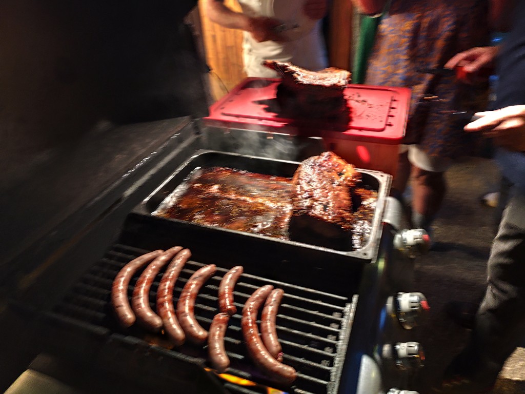 Rinderbraten und Bratwürstchen auf dem Grill bei der Metzgerei Baumann